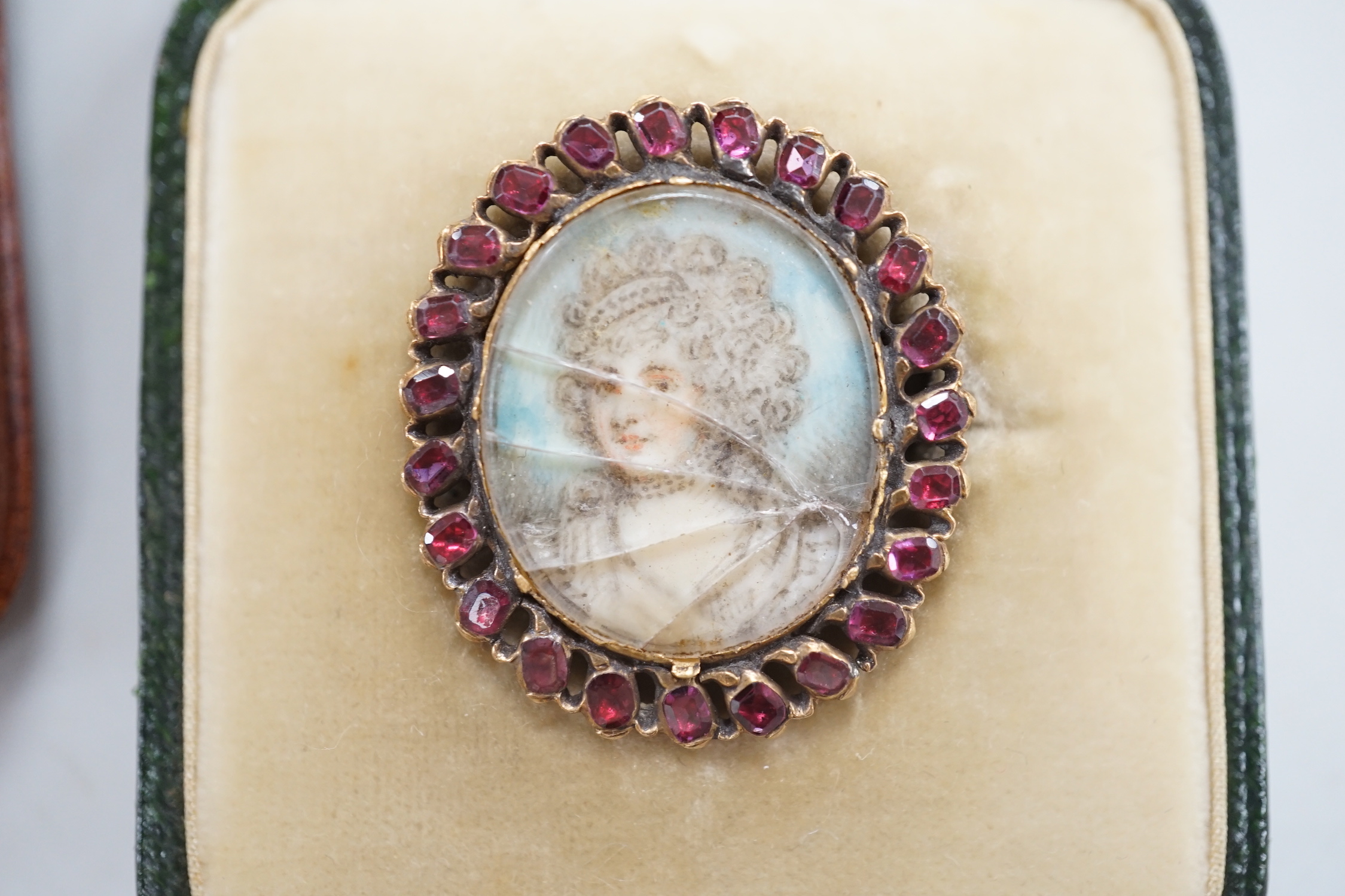 Sundry jewellery including Victorian garnet set portrait brooch, etc.